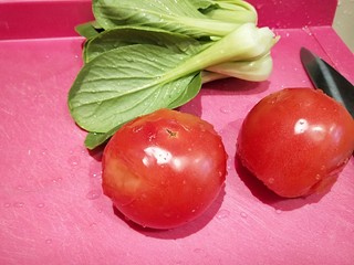 3、水晶豆腐番茄浓汤宝,小油菜撕开要整颗的。