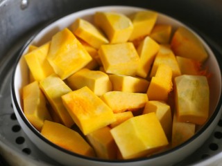 1、奶香南瓜芝麻饼,南瓜洗净去皮去瓤切小块大火蒸熟。