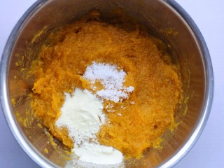 4、奶香南瓜芝麻饼,2勺澳优能立多G4奶粉。