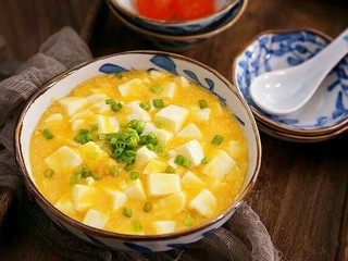 9、蟹黄豆腐,撒上葱花点缀一下。