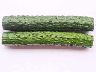 2、低脂爽脆开胃下饭的腌黄瓜条,去掉头和尾。
