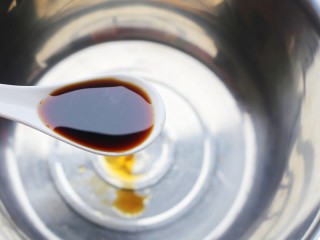 5、低脂爽脆开胃下饭的腌黄瓜条,加两勺生抽。