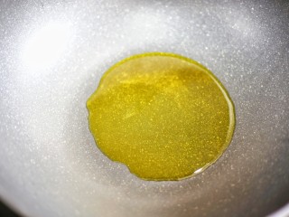 11、低脂爽脆开胃下饭的腌黄瓜条,热锅热油。