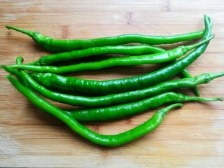 1、辣椒炒肉丝,线椒清洗干净后控干水份。