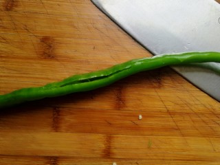 3、辣椒炒肉丝,辣椒就裂开了。