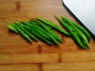 4、辣椒炒肉丝,然后斜切成辣椒条。