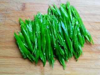 5、辣椒炒肉丝,把辣椒条全部切好。