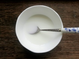 9、辣椒炒肉丝,淀粉加水调成水淀粉。