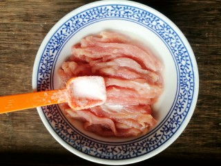 11、辣椒炒肉丝,再加入适量的食盐。