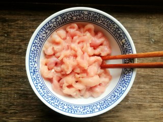 12、辣椒炒肉丝,筷子拌均后腌制十五分钟备用。