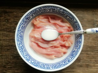 10、辣椒炒肉丝,肉丝放在碗中,加入适量的水淀粉。