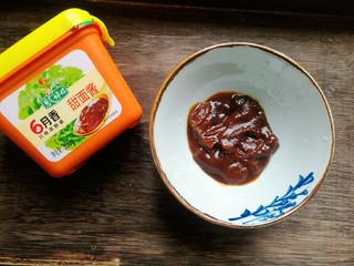 13、辣椒炒肉丝,甜面酱倒入碗中。