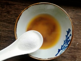 14、辣椒炒肉丝,加入三汤匙清水和一汤匙白糖。