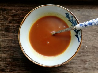 15、辣椒炒肉丝,用勺子调匀。