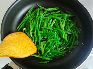 17、辣椒炒肉丝,把辣椒丝翻炒至微软。