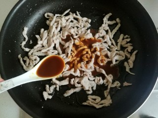 21、辣椒炒肉丝,肉丝变色后加入调好的甜面酱。