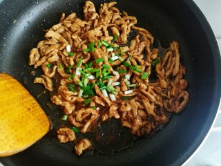 23、辣椒炒肉丝,加入小香葱未爆香。