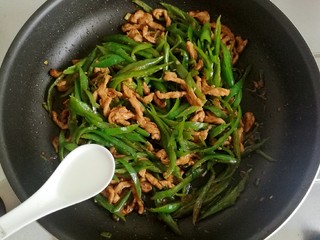 26、辣椒炒肉丝,翻炒均匀后加入半勺水淀粉。