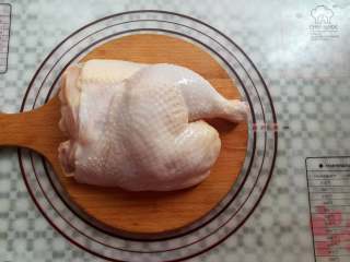 1、香醋手撕鸡,选比较嫩的鸡肉，洗净去掉杂毛