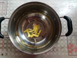 2、香醋手撕鸡,生姜去皮切片，葱白切段放入锅底