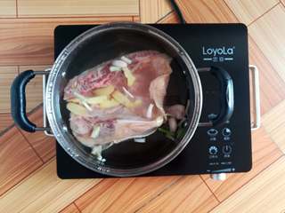 3、香醋手撕鸡,把鸡肉放入锅里加入没过鸡肉的水