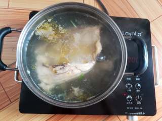 4、香醋手撕鸡,大火加热煮开鸡肉