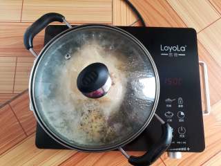 5、香醋手撕鸡,煮开后鸡肉翻面转小火焖10分钟