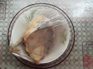 6、香醋手撕鸡,鸡肉煮熟后取出盖上保鲜膜放凉