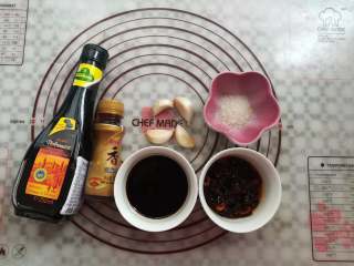 7、香醋手撕鸡,准备调味酱汁的材料