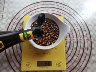 8、香醋手撕鸡,蒜米切碎，加入60克的香醋