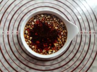 9、香醋手撕鸡,在香醋里加入调味酱的所有材料