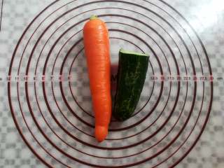 11、香醋手撕鸡,胡萝卜和黄瓜洗净