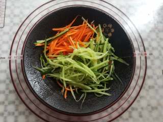 12、香醋手撕鸡,把胡萝卜和黄瓜刨成丝