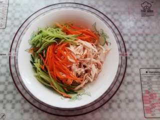 14、香醋手撕鸡,在鸡肉上加入胡萝卜丝和黄瓜丝