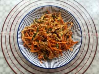 16、香醋手撕鸡,把鸡肉和调味料混合好，装盘后撒上芝麻和香葱碎