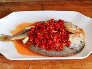 6、清蒸剁椒黄花鱼,再在黄花鱼身上倒入剁椒酱