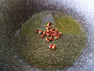 8、清蒸剁椒黄花鱼,炒菜锅烧热后倒入花生油，烧热后放花椒小火炸香后捞出花椒不用