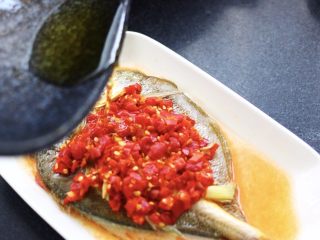 9、清蒸剁椒黄花鱼,把烧热的花生油浇到黄花鱼的剁椒酱上即可