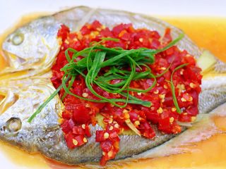 10、清蒸剁椒黄花鱼,上面重新放入葱丝即可食用啦