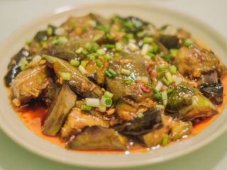 11、红烧茄子,然后小火收汁，因为豆瓣酱的味道已经煮到茄子里面了，所以不用放盐，直接起锅，撒上葱花即可