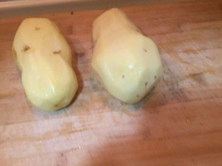 3、洋葱土豆炖牛肉高汤,土豆两个去皮切块。