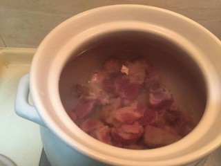 7、洋葱土豆炖牛肉高汤,砂锅中一锅冷水，把牛肉放进去。