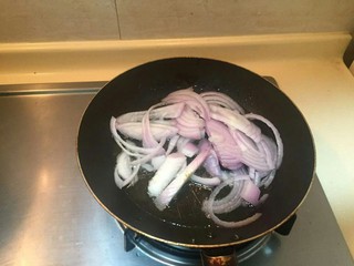 10、洋葱土豆炖牛肉高汤,锅中倒一点油，炒香洋葱。