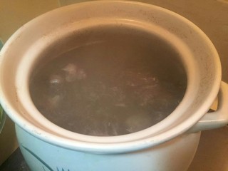 15、洋葱土豆炖牛肉高汤,等把垃圾全部撇清以后汤就清了。