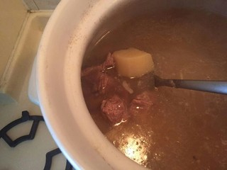 21、洋葱土豆炖牛肉高汤,好啦，闷好啦看看。