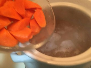 22、洋葱土豆炖牛肉高汤,喜欢吃胡萝卜的可以汤炖好后放入胡萝卜。在小火炖半小时。