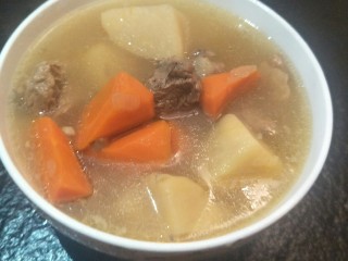23、洋葱土豆炖牛肉高汤,OK????我们的洋葱土豆炖牛肉高汤就煮好啦。要吃的时候盛在碗里放一勺盐，调调味就够鲜了。