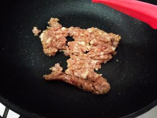 3、层层土豆腐蒸肉,中火，不粘锅，锅里不需额外放油，把肉沫快速炒散