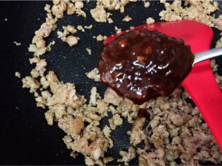 5、层层土豆腐蒸肉,快速翻炒