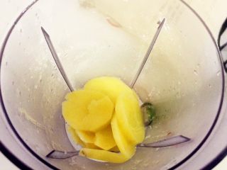 7、层层土豆腐蒸肉,土豆放凉后放入搅拌机里
